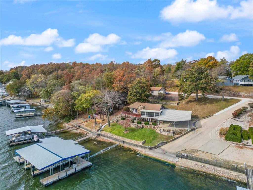 una vista aerea di una casa sull'acqua di Newly Updated Interior, Sunroom w/ Hot Tub, Deck, Deep Water Dock, Boat & PWC Slips a Buck Creek