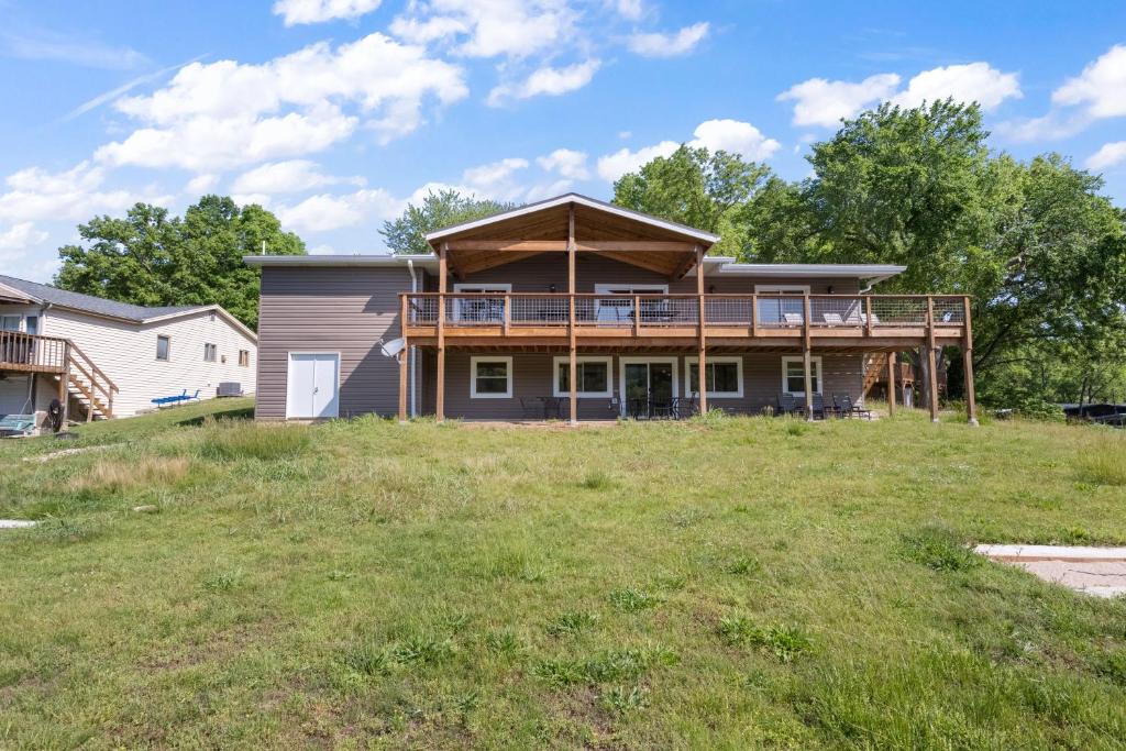 Gallery image of Huge Lakefront Yard, Private Dock - Amazing Views! in Versailles