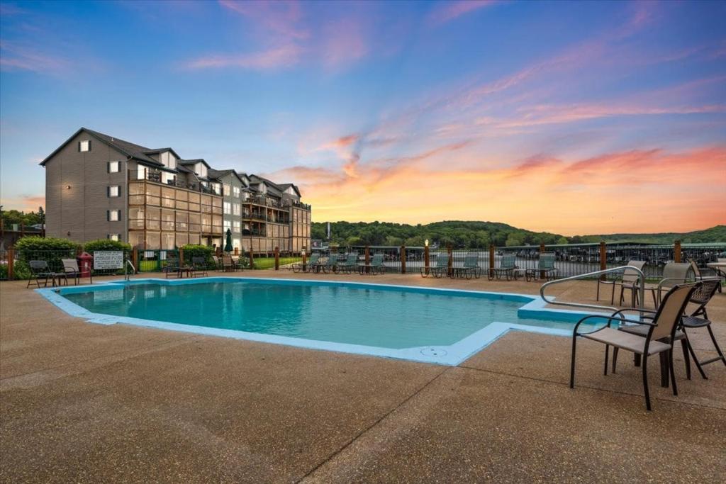 Bazén v ubytování Relaxing Lakefront Condo w/ 2 Heated Pools, Boat Ramp & Slip, Near Golf & Parks nebo v jeho okolí