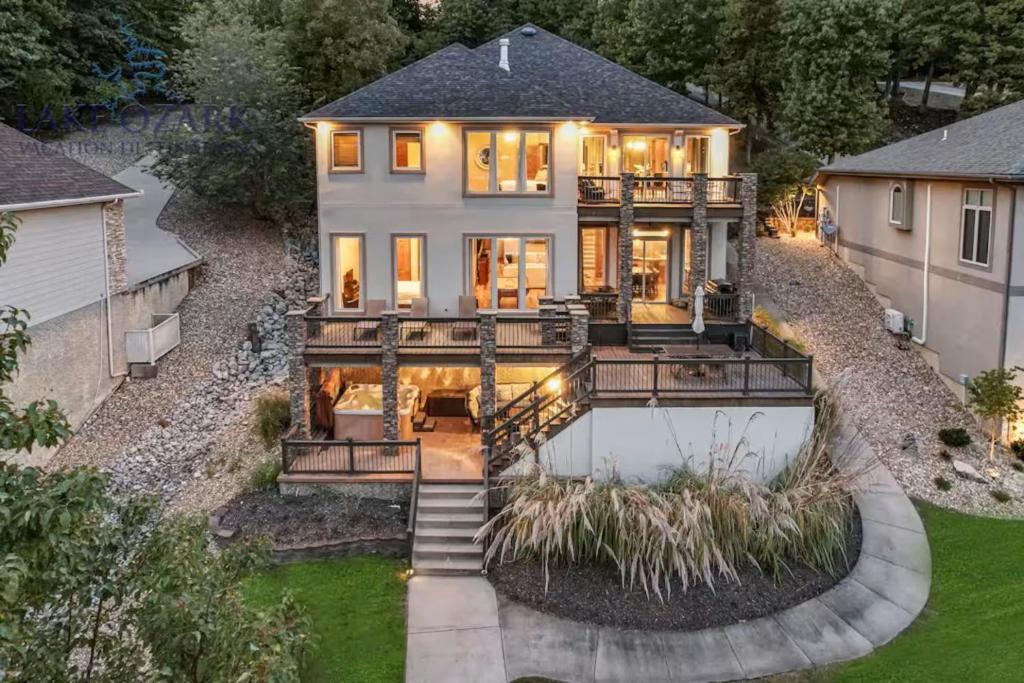 Κήπος έξω από το Porto Cima w/ Game Room, Dock, Boat Slip, Kayaks, Lakeside Fireplace & Hot Tub