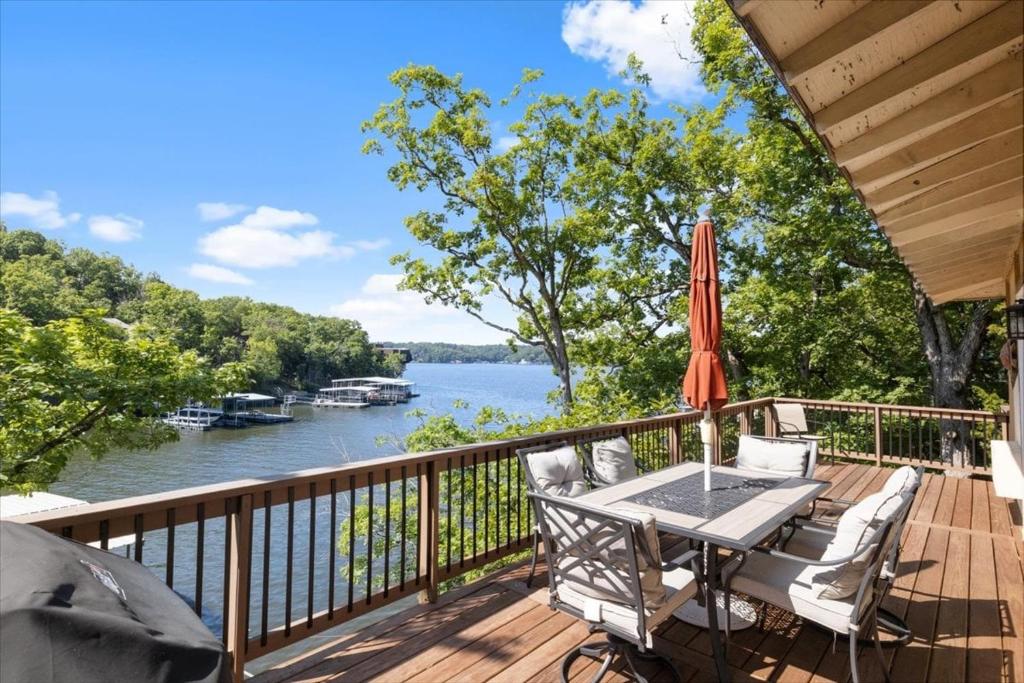 Výhled na řeku, která protéká v blízkosti prázdninového domu