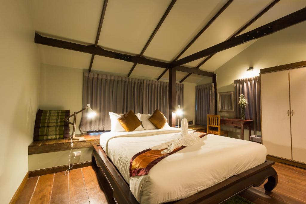 ein Schlafzimmer mit einem großen Bett in einem Zimmer in der Unterkunft Kata Tranquil Villa - SHA Plus in Karon Beach