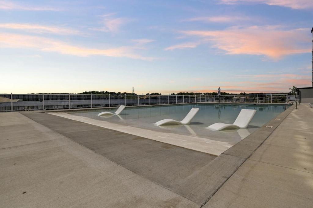 ein Schwimmbad auf dem Dach eines Gebäudes in der Unterkunft Lakefront Topsider Condo w/ Boat Slip, 2 Pools & Large Deck in Laguna Beach