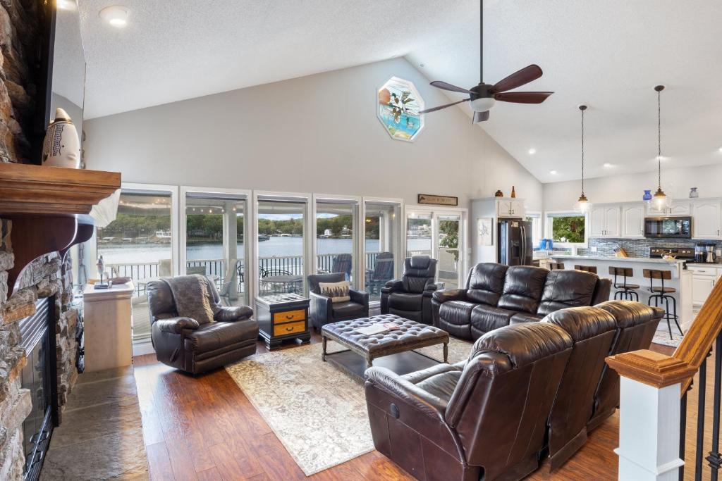 ein Wohnzimmer mit Ledermöbeln und Kamin in der Unterkunft Incredible Views, Spacious Deck, Private Dock, Gas Grill, Games & Cards in Buck Creek