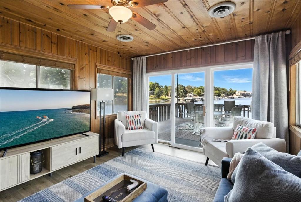 Μια τηλεόραση ή/και κέντρο ψυχαγωγίας στο Lakefront Home at the 10mm with Dock Slip & Bar