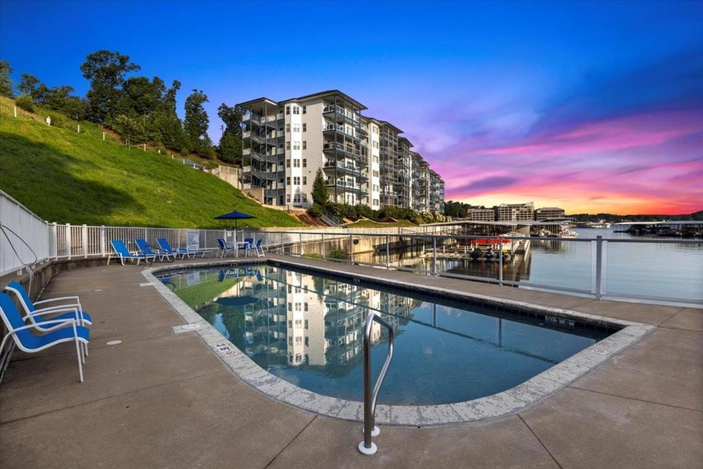 Bazén v ubytování Serene Lake View and Easy Access to Local Delights nebo v jeho okolí