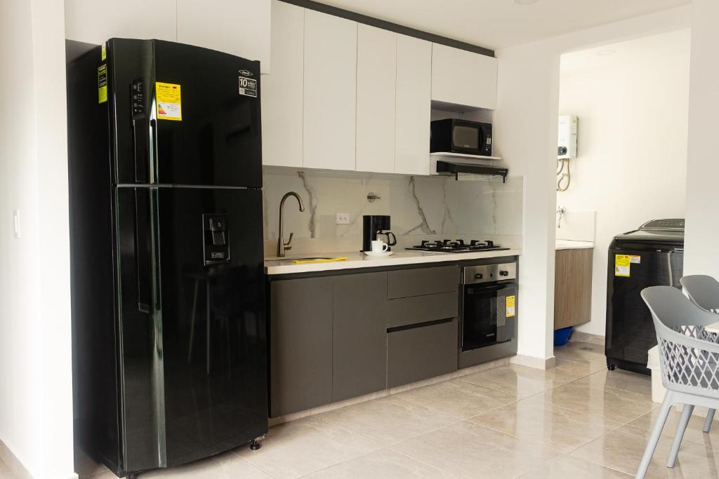 Η κουζίνα ή μικρή κουζίνα στο Frente al mall Viva Envigado, AC, moderno