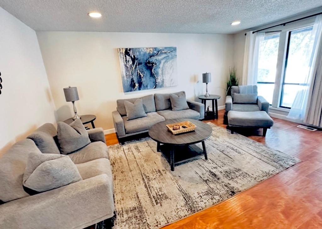 een woonkamer met een bank, twee stoelen en een tafel bij Huge Master Suite Apt -fire Pit-gazebo- Cul De Sac in Medford