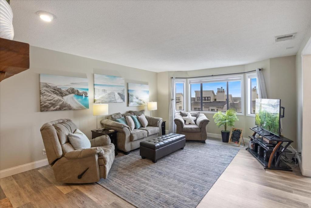 Χώρος καθιστικού στο Lakefront Osage Beach Condo + Workspace w/ Pool Views