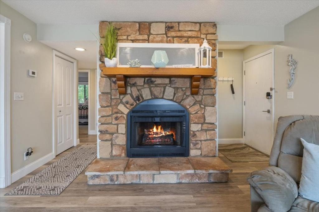 Gallery image of Lakefront Osage Beach Condo + Workspace w/ Pool Views in Osage Beach