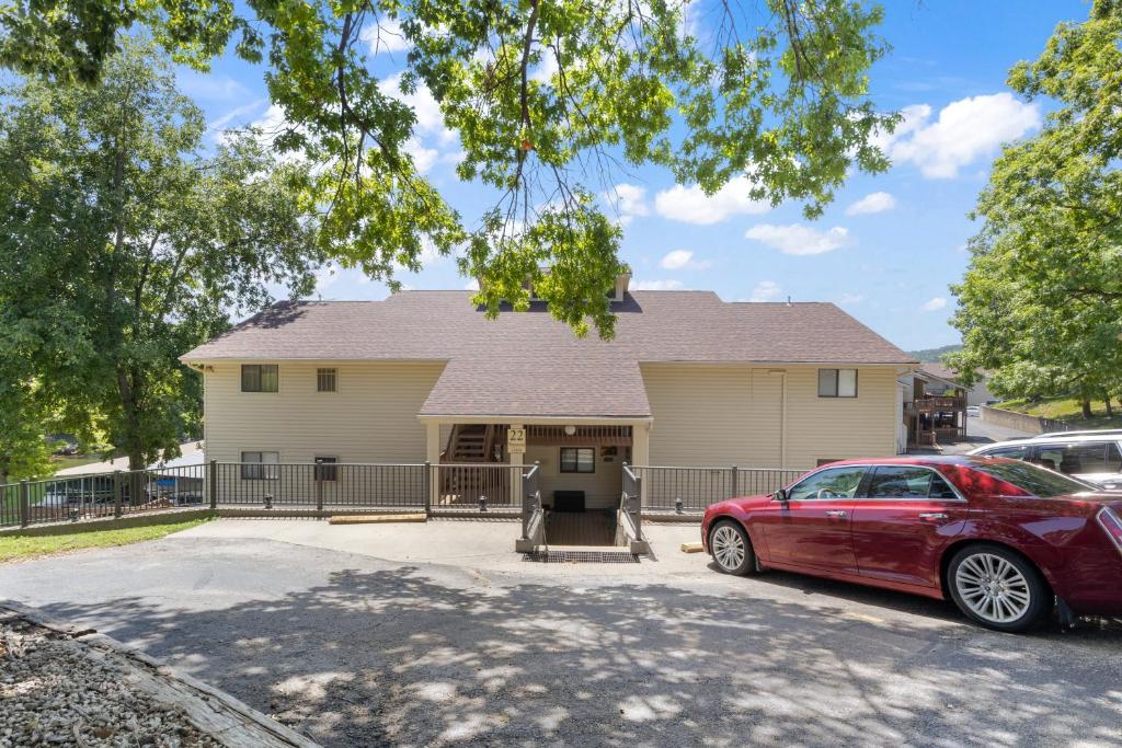 ein Haus mit einem roten Auto, das davor geparkt ist in der Unterkunft Lakefront Couple Retreat near Hot Spots and Dining in Sunrise Beach