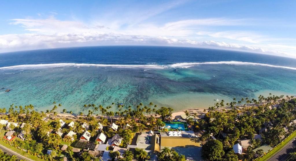 eine Luftansicht auf den Strand und das Meer in der Unterkunft Fiji Hideaway Resort & Spa in Tangangge