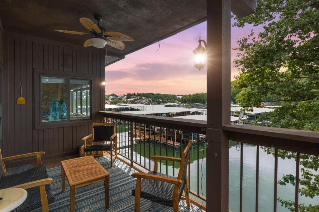 Výhled na řeku, která protéká v blízkosti prázdninového domu