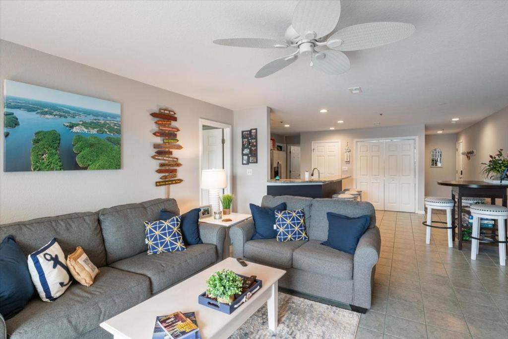 Posezení v ubytování Lakeview Condo, Pools, Patio with Grill, Near PB2 Launch