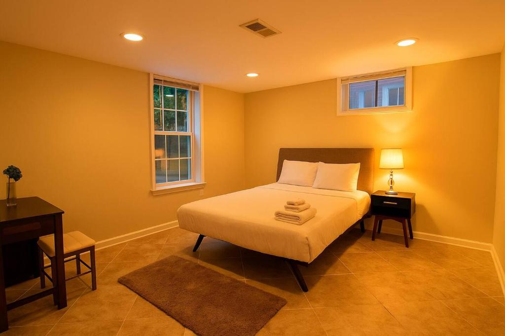 Ένα ή περισσότερα κρεβάτια σε δωμάτιο στο Basement Falls Church Free Parking