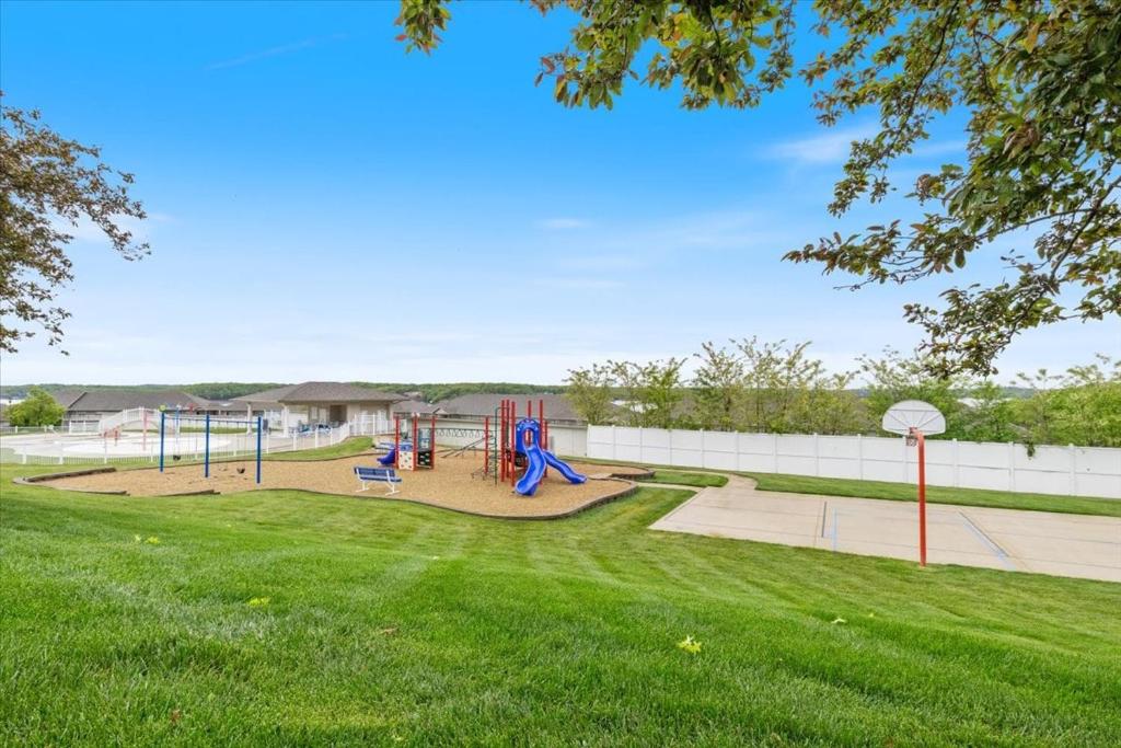 Herní místnost nebo prostor pro děti v ubytování Nautical-Inspired Lakefront Unit w/ Awesome Views