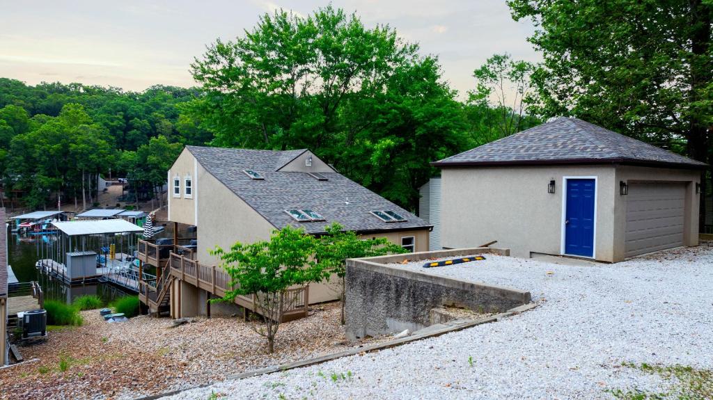una vista aérea de una casa con garaje en Newly Remodeled w/ Dock, Boat & PWC Slips, Pool Table & Golden Tee, en Damsel