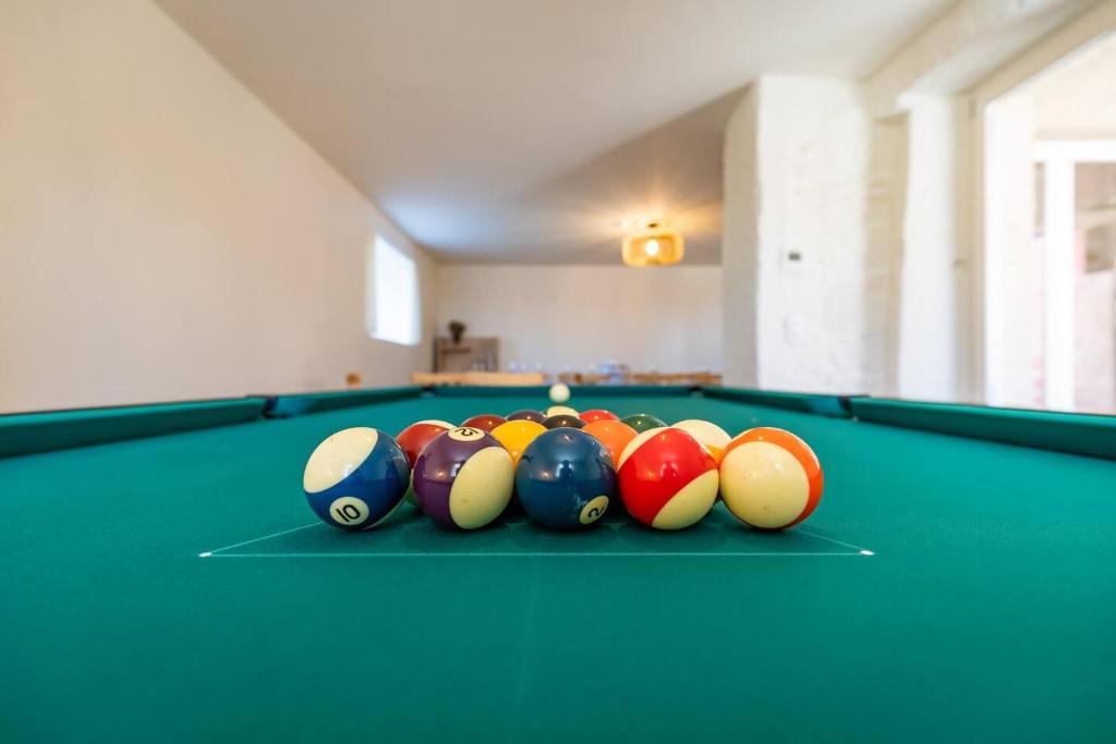 un grupo de bolas de billar en una mesa de billar en Private Villas & Boutique Hotel - Casa Da Brêa, en Viana do Castelo