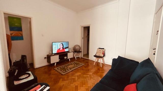 Μια τηλεόραση ή/και κέντρο ψυχαγωγίας στο Conforto e localização perfeita no Rio de Janeiro