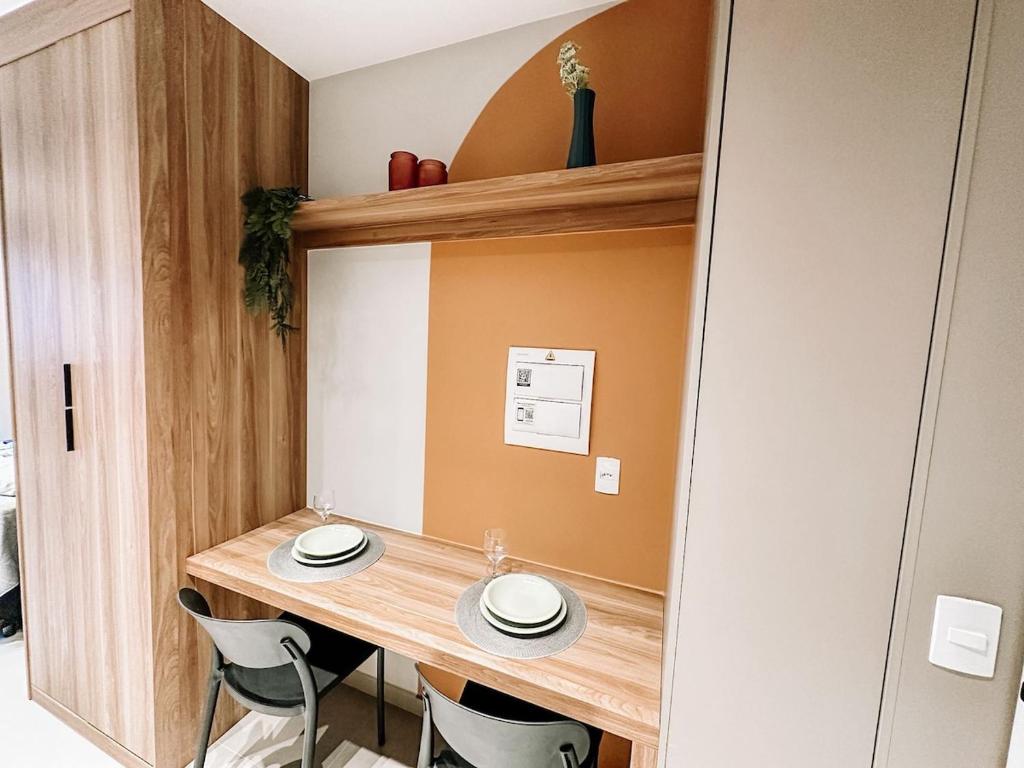 uma pequena sala de jantar com mesa e cadeiras em !Novinho! Apê Elamor - Brooklin - SP em São Paulo