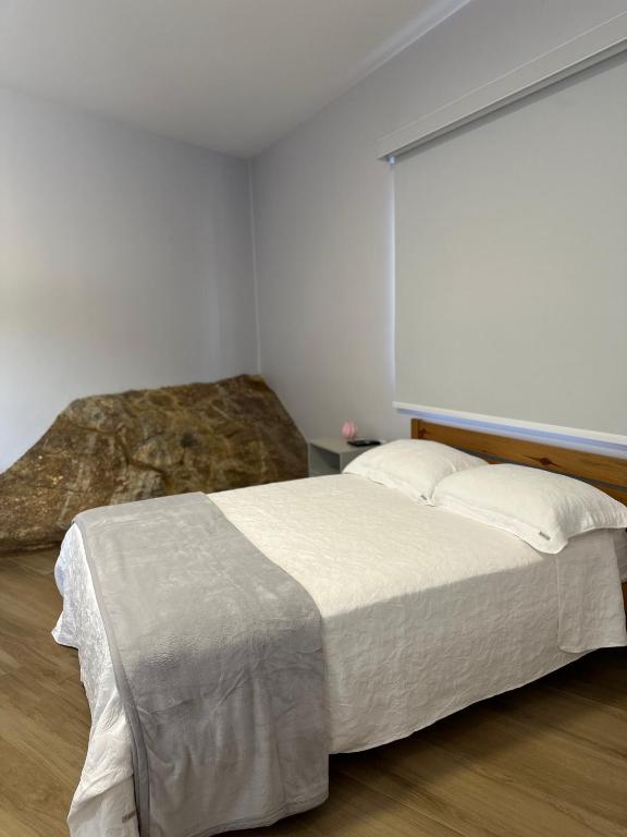 皮乌马Loft MarSol的一间带床和窗户的白色卧室