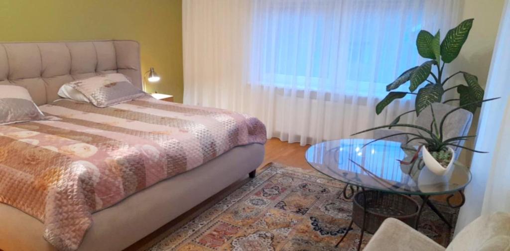 Aismares - Three-Bedroom Apartment