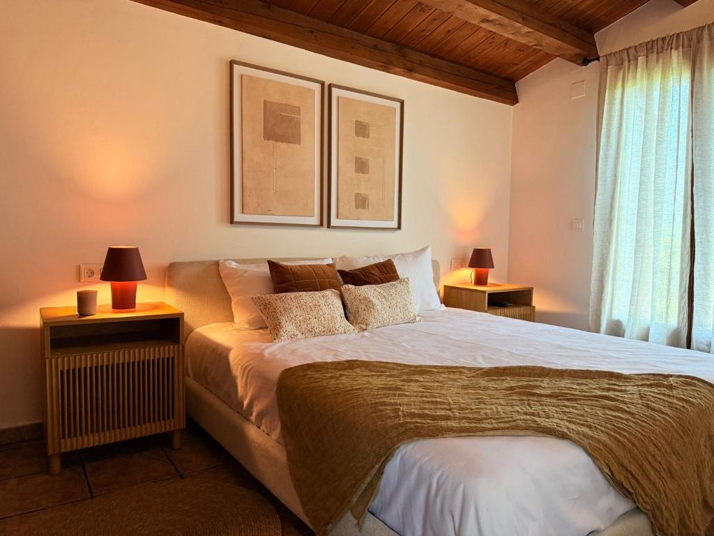 Morillo de MonclúsにあるCasa Petraのベッドルーム1室(ランプ2つ、窓付)