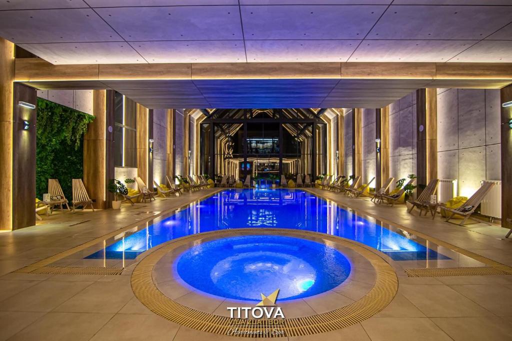 - une grande piscine dans un bâtiment d'eau bleue dans l'établissement Royal apartman Zlatibor, à Palisat