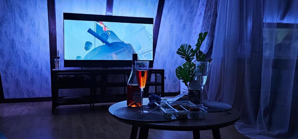 una habitación con una mesa con un videojuego en la pantalla en A-Frame am Ochsenkopf, en Mehlmeisel