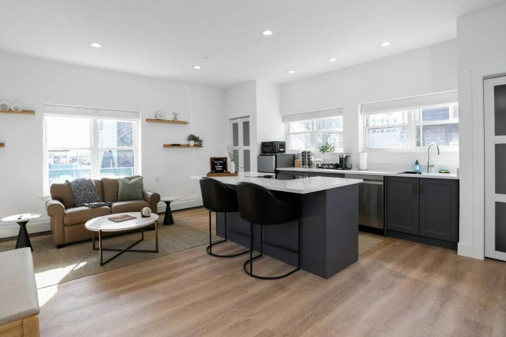 cocina y sala de estar con una gran isla en el centro en Harbor Haven, Apt #1 Studio, en South End