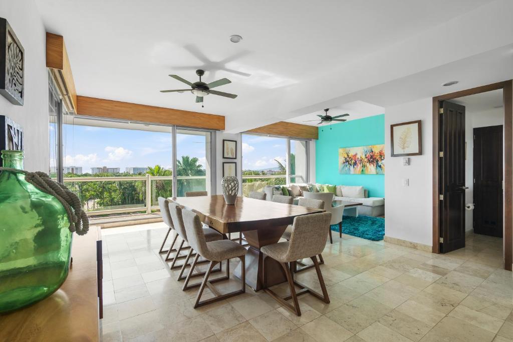 ein Esszimmer mit Tisch und Stühlen in der Unterkunft Condo en Nuevo Vallarta con acceso a playa in Mezcales