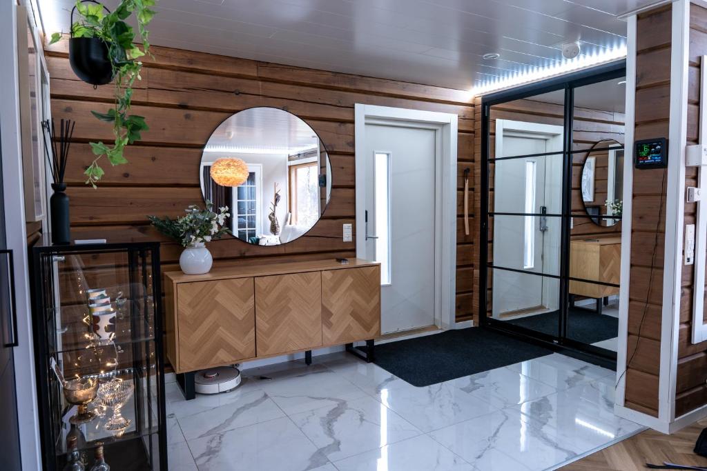 RovaniemiにあるCaptains Riverside Villa, Jacuzzi, BBQ Hutの鏡と化粧台付きのドレッシングルーム