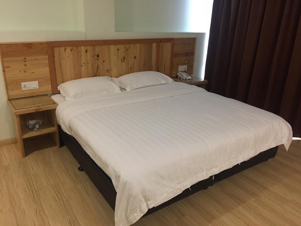 Postel nebo postele na pokoji v ubytování Semerah Garden Hotel