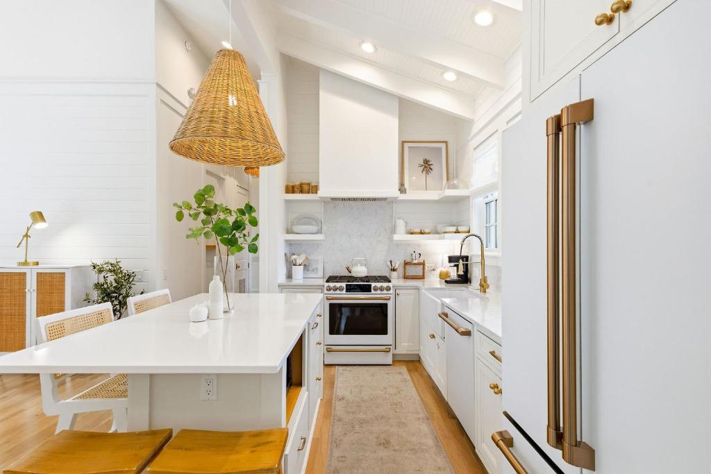 une cuisine avec des placards blancs et un comptoir blanc dans l'établissement Barefoot Bungalow by Stay on 30a, à Seagrove Beach