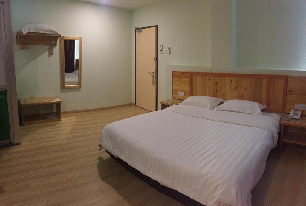 Postel nebo postele na pokoji v ubytování Semerah Garden Hotel