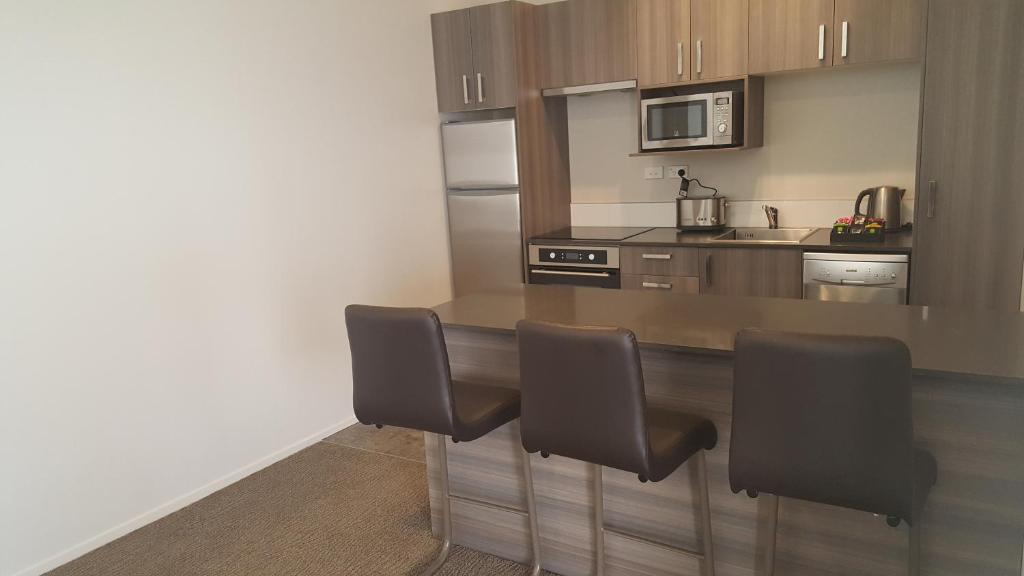 Kuchyň nebo kuchyňský kout v ubytování Ramada Suites by Wyndham Queenstown Remarkables Park
