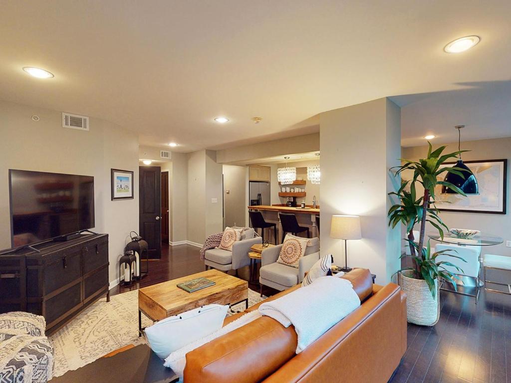 a living room with a couch and a tv at Drayton Escape in Savannah