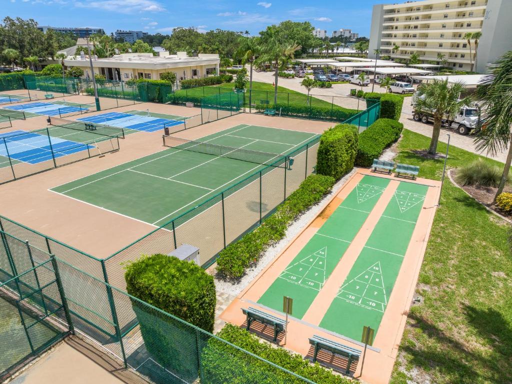 シエスタ・キーにあるGulf and Bay Club- C611のリゾートのテニスコートの空中の景色を望めます。