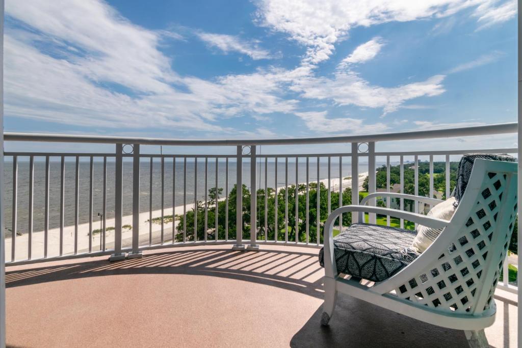 een stoel op een balkon met uitzicht op de oceaan bij Spacious Beachview End Unit in Legacy Tower 2 -809 - 3 bedroom 3 bath condo in De Buys