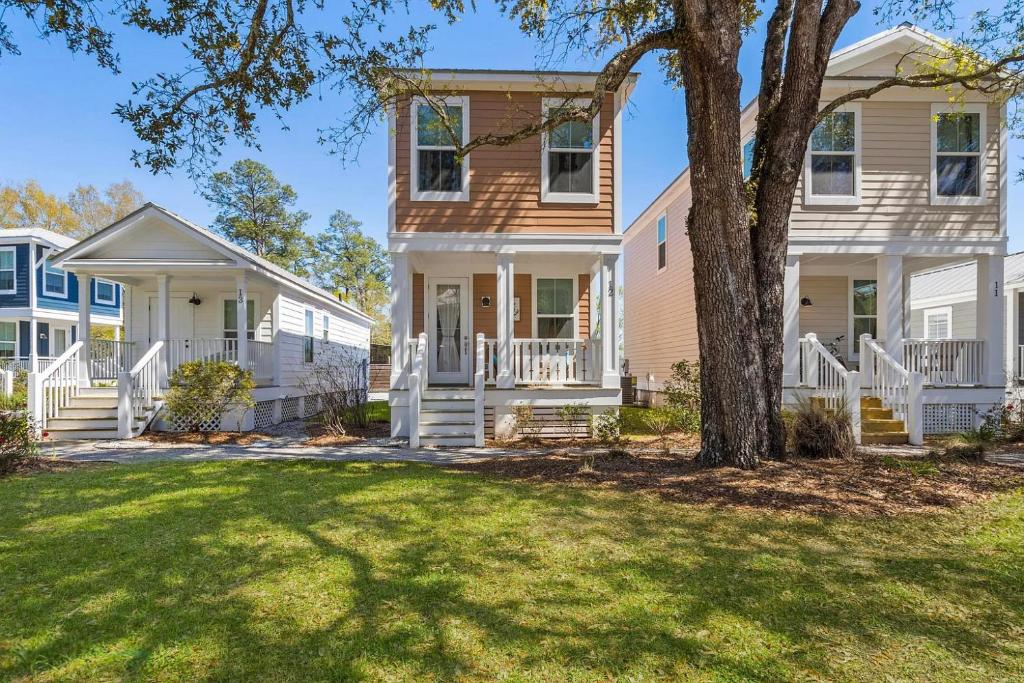 海泉市Pelican Cove Cottage located Downtown Ocean Springs的院子里有树的房子