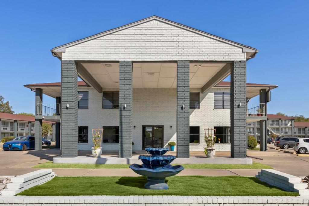 ein Gebäude mit einem blauen Brunnen davor in der Unterkunft HomeTowne Studios by Red Roof San Antonio E - Frost Bank Center in San Antonio