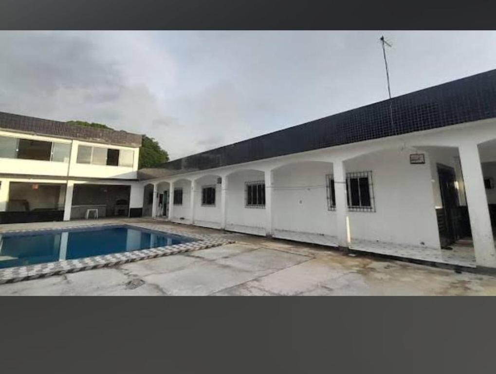 Πισίνα στο ή κοντά στο Residência dos guimaraes