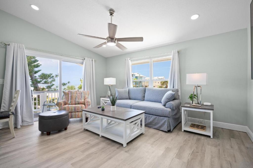 Posezení v ubytování Elevated Beach Vibes – Bikes, Beach, Views