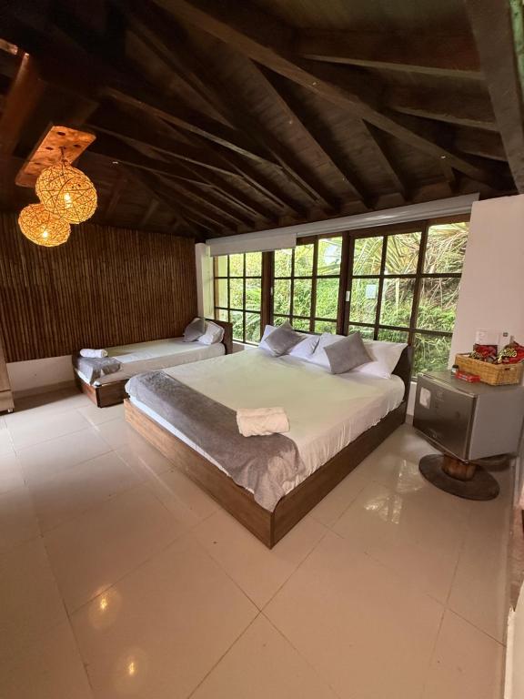 Ένα ή περισσότερα κρεβάτια σε δωμάτιο στο Oru Forest Retreat & Eco Lodge, just 15 minutes from the airport