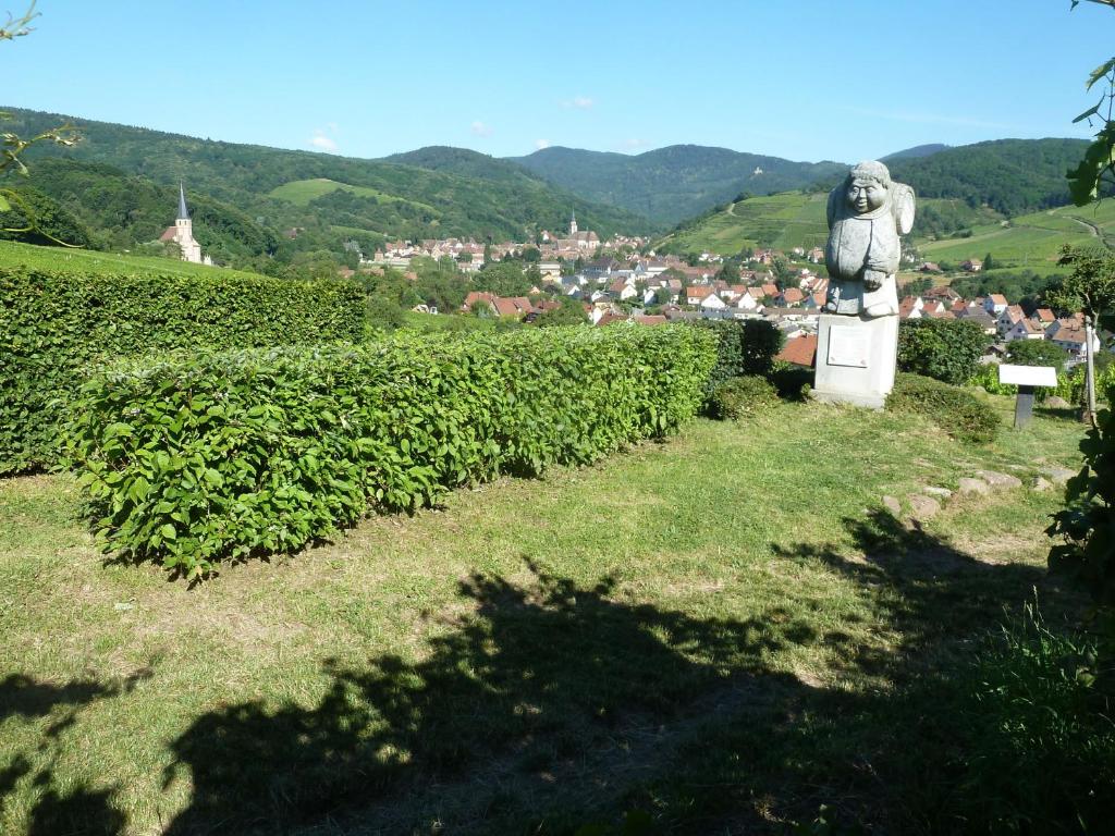 Nespecifikovaný výhled na hory nebo výhled na hory při pohledu z prázdninového domu