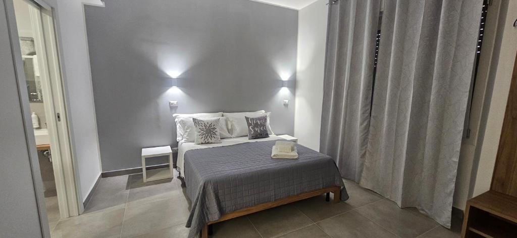 um pequeno quarto com uma cama e uma janela em b&b il gioiello em Reggio di Calabria