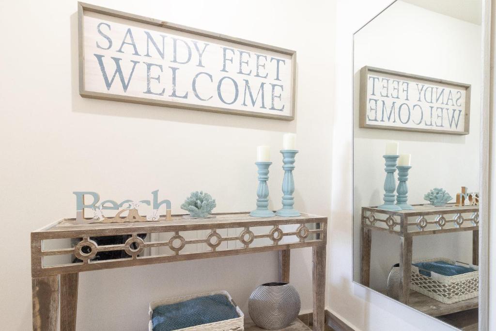 een kamer met een spiegel en een plank met een bordje bij Sonoran Spa W101 in Campo del Medio