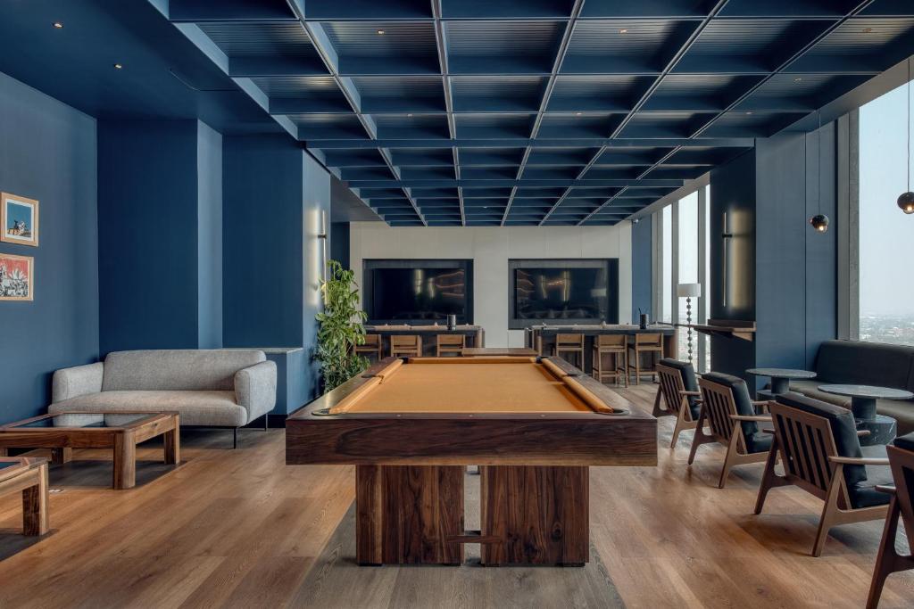 ein Billardtisch in einem Raum mit blauen Wänden in der Unterkunft Nido at Gran Ciudad Nuevo Polanco in Mexiko-Stadt