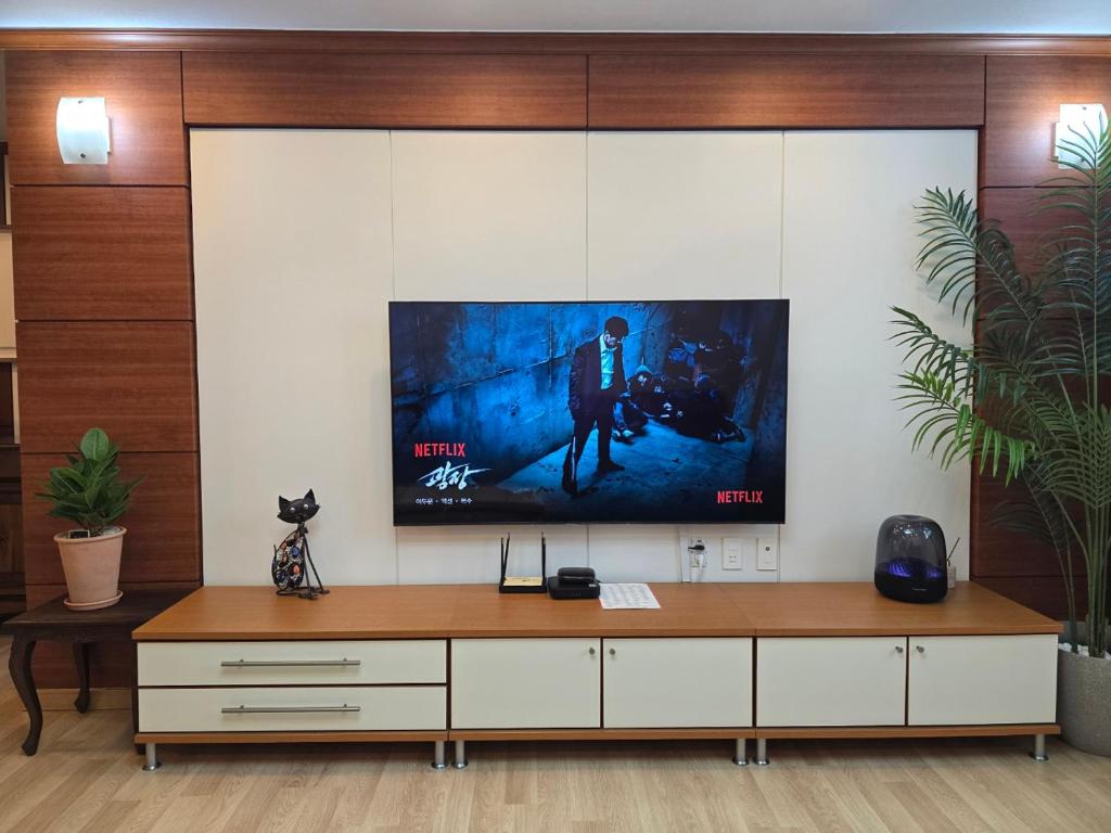 TV a/nebo společenská místnost v ubytování 금오산 아래 엔틱 무드 감성하우스, 프라이빗 독채