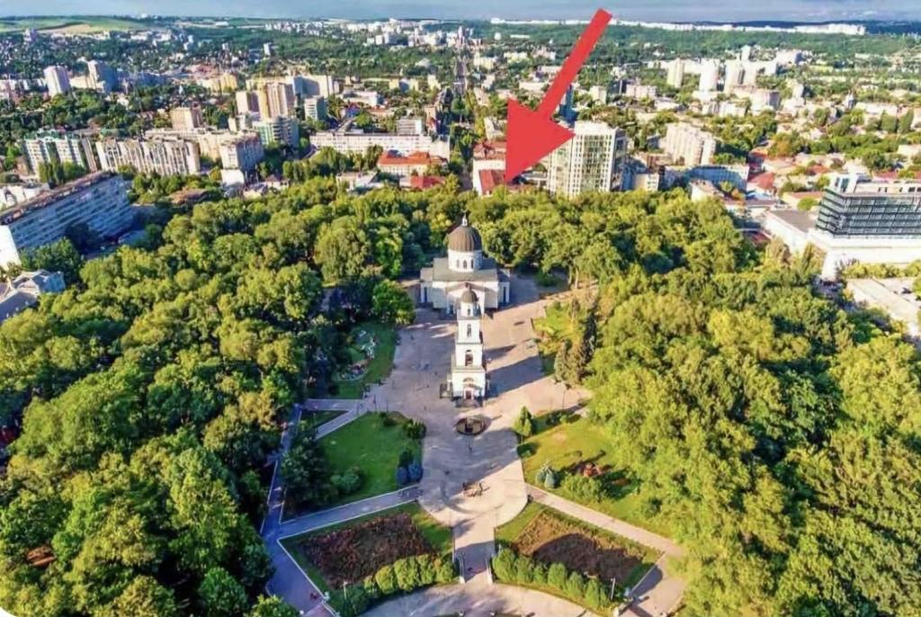an aerial view of a building with a red arrow on top at Central Apartment Facing the Cathedral in Chişinău